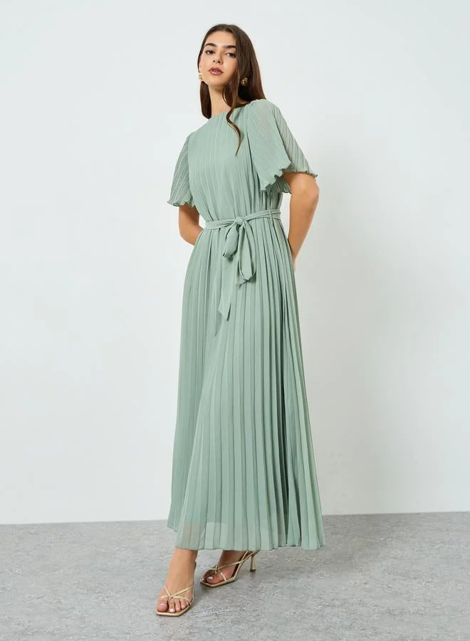 ستايلي فستان أخضر طويل بكسرات وحزام